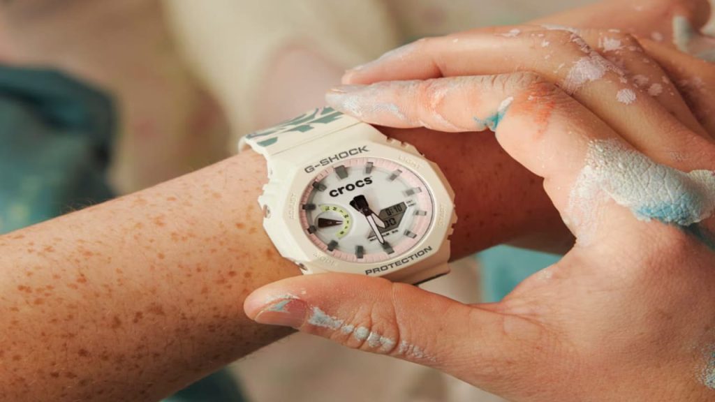 Kolaborasi G-Shock x Crocs GA-2100CROCS25-7 Hadirkan Inovasi Sandal Bermodel Jam Tangan
